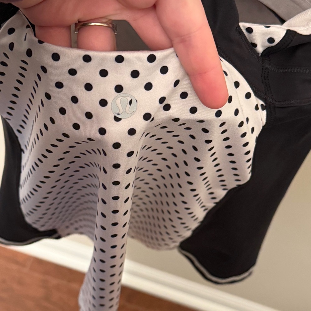 Lululemon Track And Train Tank Size 4 Black/White Polkadots W/ Removable Pads - Picture 3 of 3
